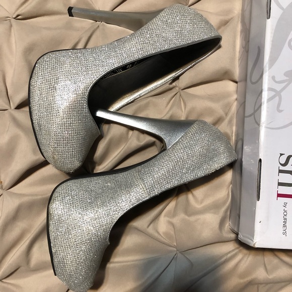 Silver heels - Picture 2 of 6